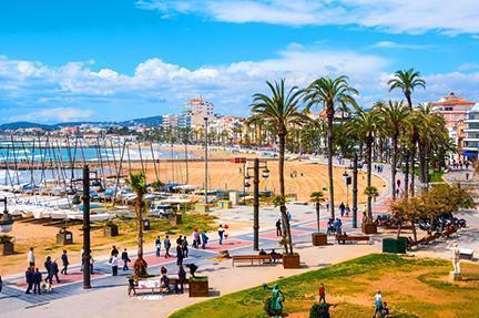 Paseo junto a la playa en Sitges