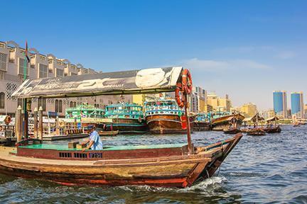 Abras, barcos de madera típicos en el barrio antiguo de Deira, Dubai.