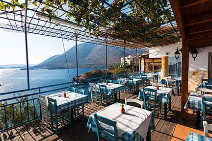 Terraza en la costa del Egeo