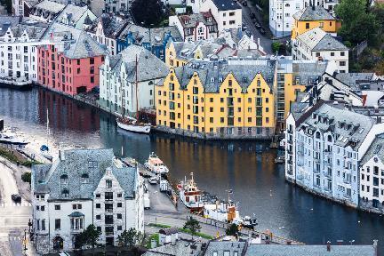 Vista de Alesund, Noruega