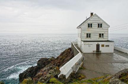 Faro de Krakenes en su eterno mirar al mar