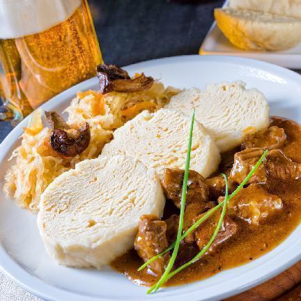 La cerveza siempre es una buena opción para acompañar a la comida checa