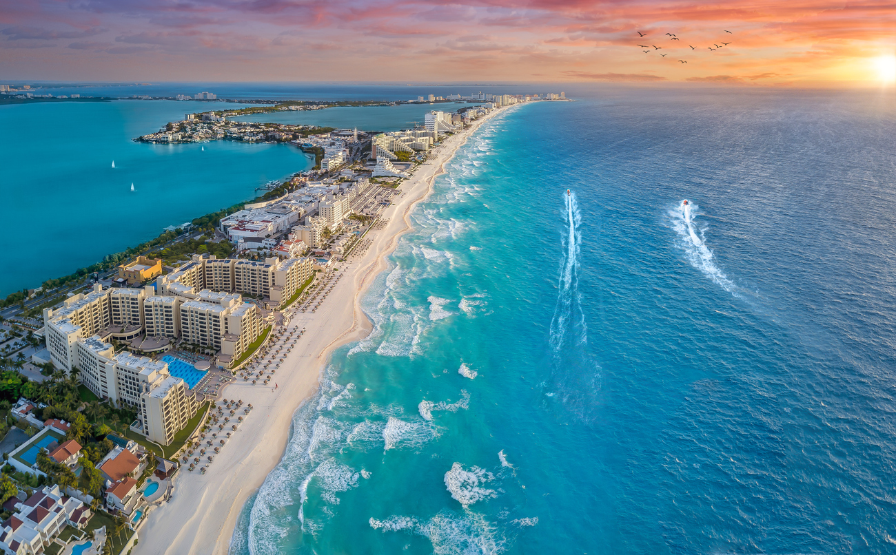 Atardecer en la costa de Cancún, México