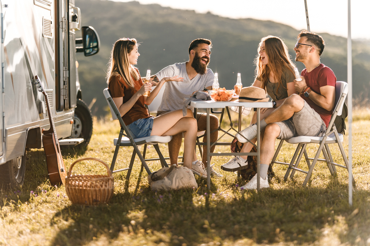 Grupo de amigos junto a una autocaravana