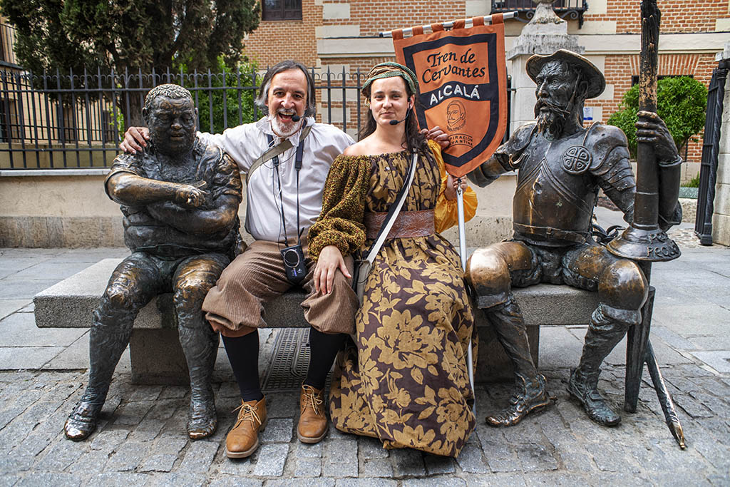 Actores junto a las estatuas de don Quijote y Sancho en Alcalá de Henares