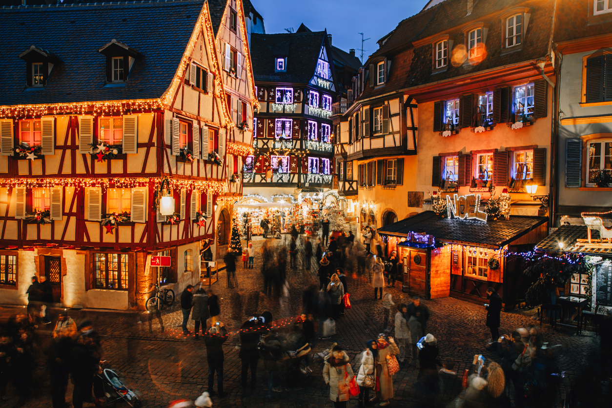 Localidad de Colmar durante al Navidad, Alsacia, Francia (@ iStockphoto)